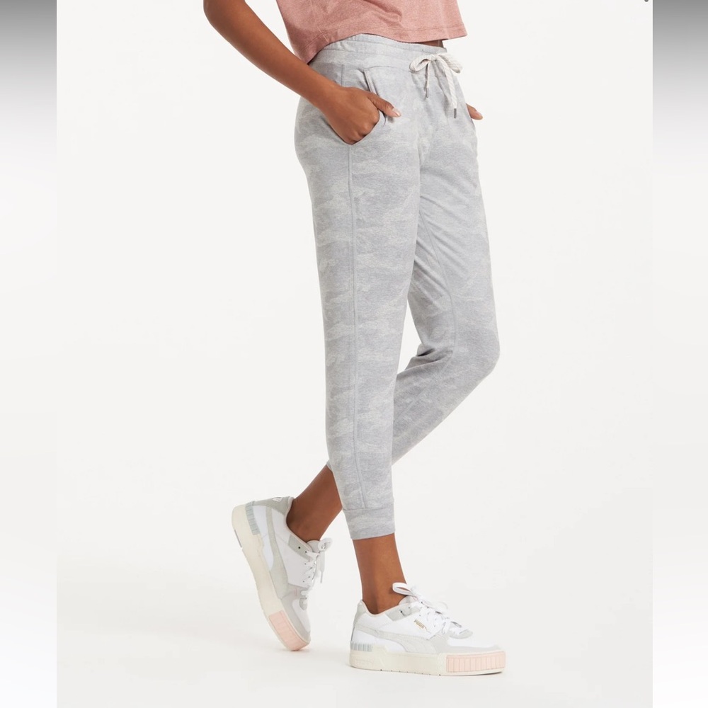 Vuori women’s performance jogger- size xs in snow camo